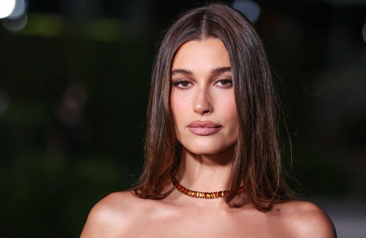 Hailey Bieber partage son maquillage de fêtes et dévoile un nouveau produit