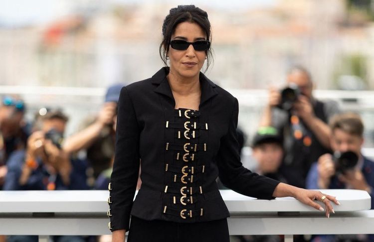 Veste militaire et mules à talons : Leïla Bekhti nous montre comment porter le pantalon capri avec style