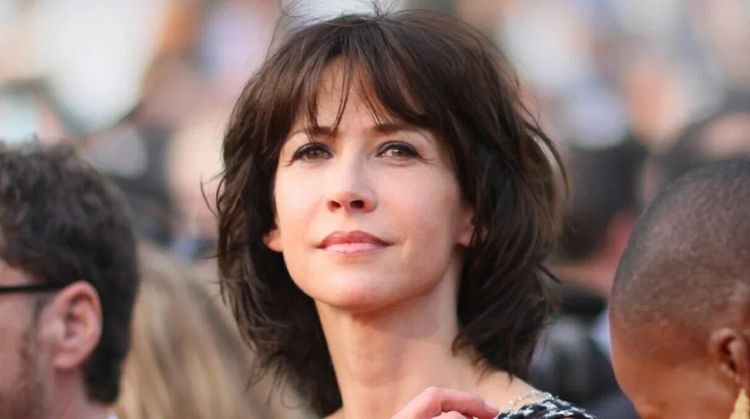 En pleine canicule, Sophie Marceau éblouit avec sa robe écarlate au décolleté ultra plongeant