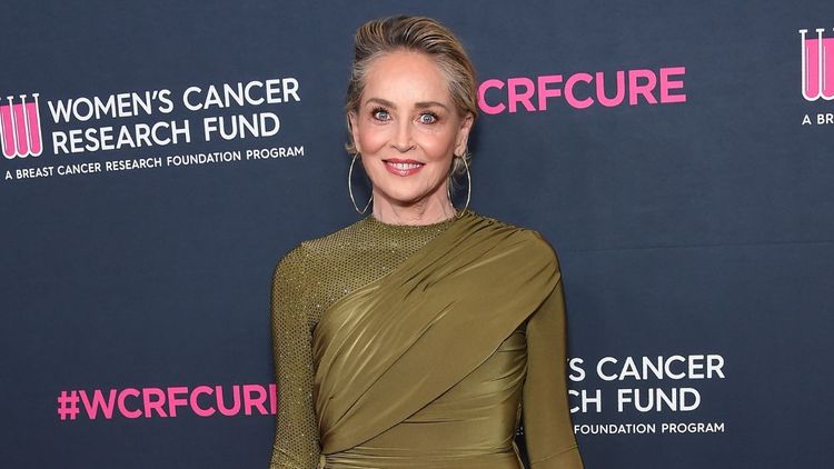 À 66 ans, Sharon Stone recrée la scène culte de Basic Instinct en lingerie rouge