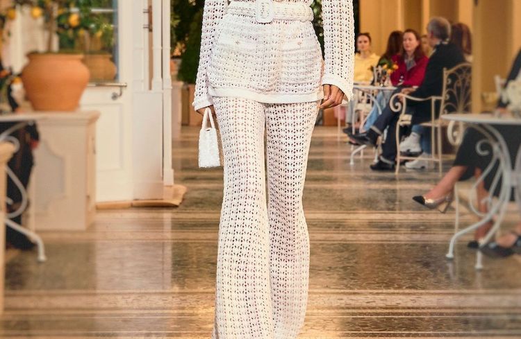 Comment porter le pantalon en crochet pour une silhouette boho-chic et décontractée ?