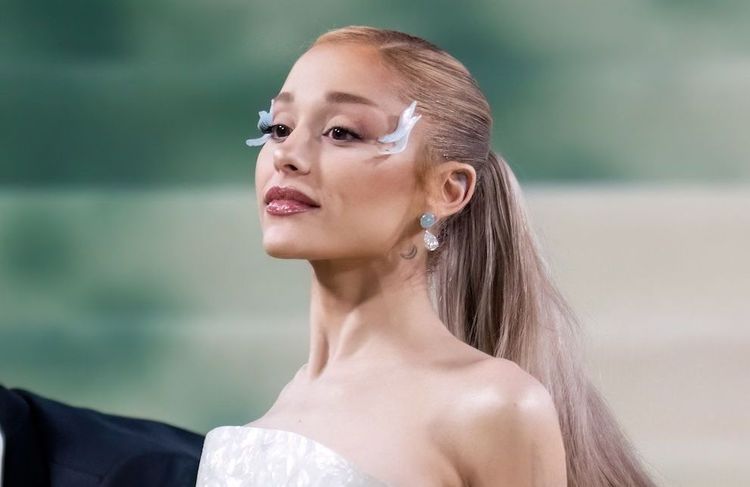 « Une expérience difficile » : Ariana Grande évoque la médiatisation de sa relation avec Ethan Slater