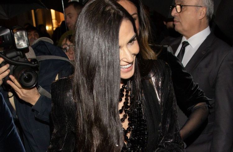 Demi Moore sublime dans un ensemble noir au défilé Armani