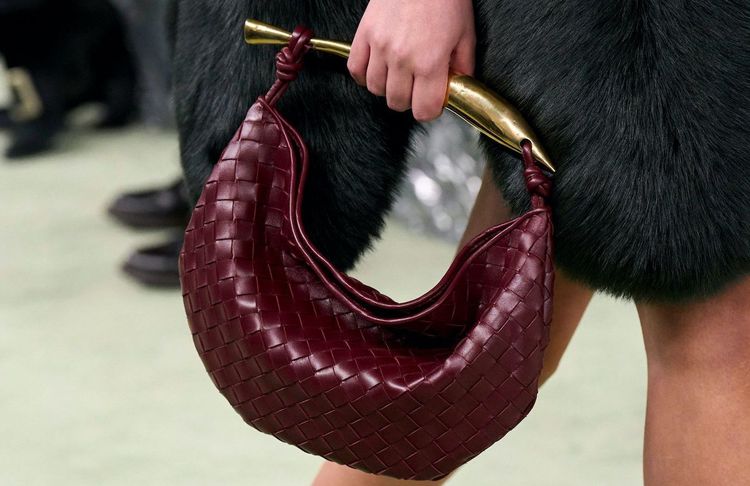Le sac à anse banane : l'accessoire ludique et élégant que l’on va adorer porter en 2025