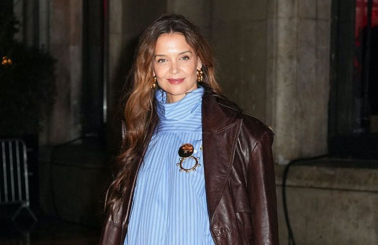 Katie Holmes succombe à son tour au jean barrel, réputé difficile à porter