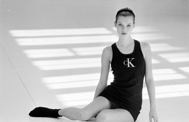 « Love Story » : Carolyn Bessette a-t-elle vraiment lancé Kate Moss chez Calvin Klein ?