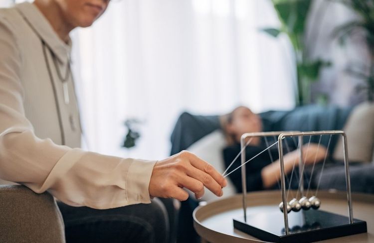 Hypnose, drogues et abus : un thérapeute accusé de soumission chimique