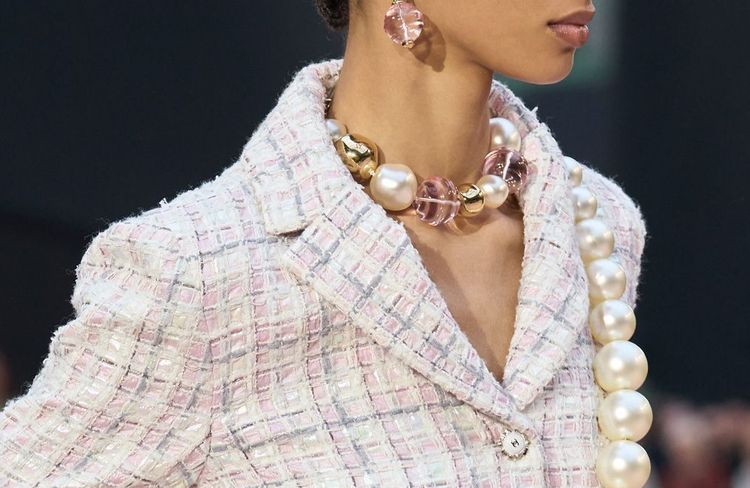 ELLE Debriefe – Fashion Week jour 9 : Le podium de célébrités chez Miu Miu, des perles XXL chez Chanel…