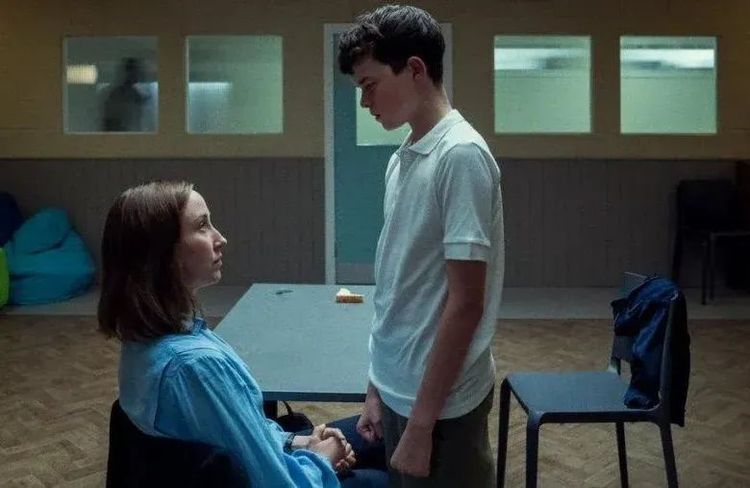 Comment la série « Adolescence » touche profondément la société britannique et internationale