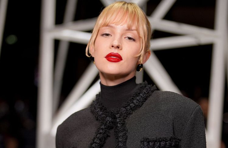 En tailleur mini-jupe noire et lunettes XXL, Angèle fait sensation au défilé Chanel