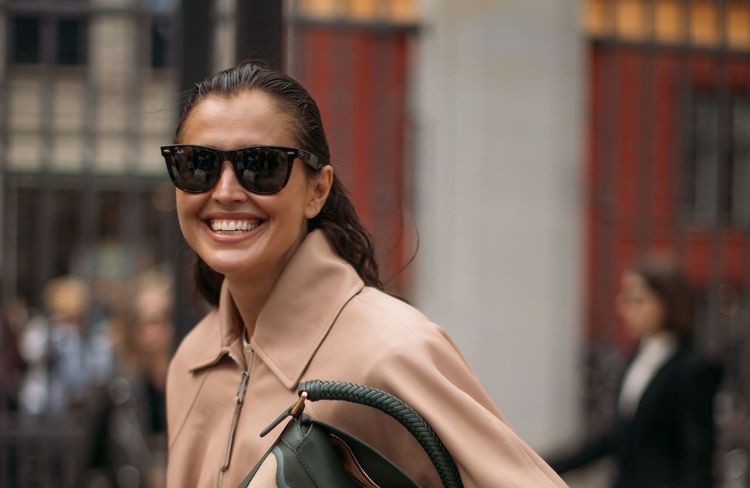 Ce détail sur vos lunettes de soleil qui peut faire vieillir votre regard