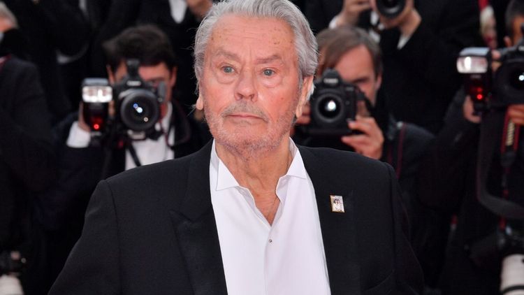 "Lui, il avait tout prévu" : un célèbre animateur évoque son dernier échange avec Alain Delon