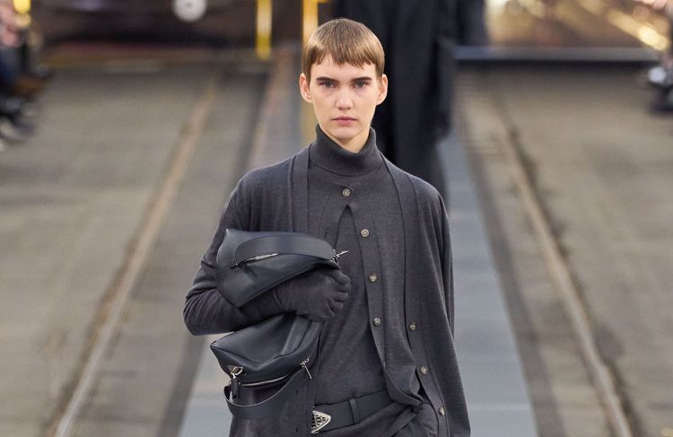 Cet hiver, on porte le cardigan comme Audrey Hepburn