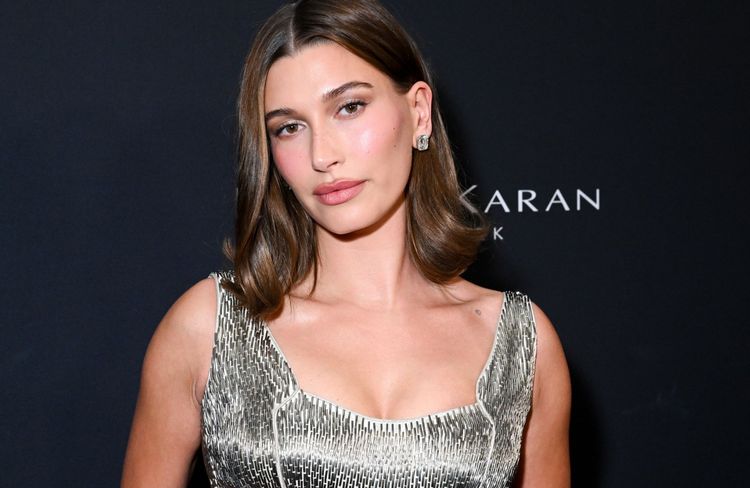 Accorder sa manucure à son look ? Hailey Bieber prouve que c’est l’idée la plus chic du moment