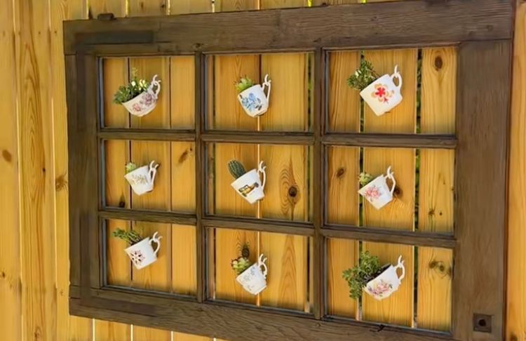 Le DIY à tester pour créer un mur végétal original avec une vieille fenêtre