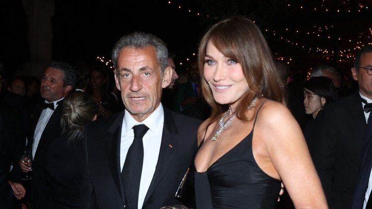 Carla Bruni sans pudeur sur sa vie au plumard avec Nicolas Sarkozy : “Je trouve cela délicieux”.
