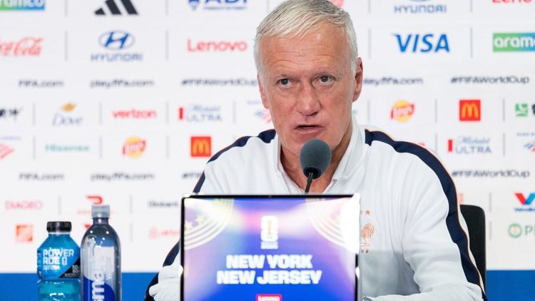 Didier Deschamps sculpté dans la pierre à 57 ans, il tombe le haut et s'offre une cure de jouvence