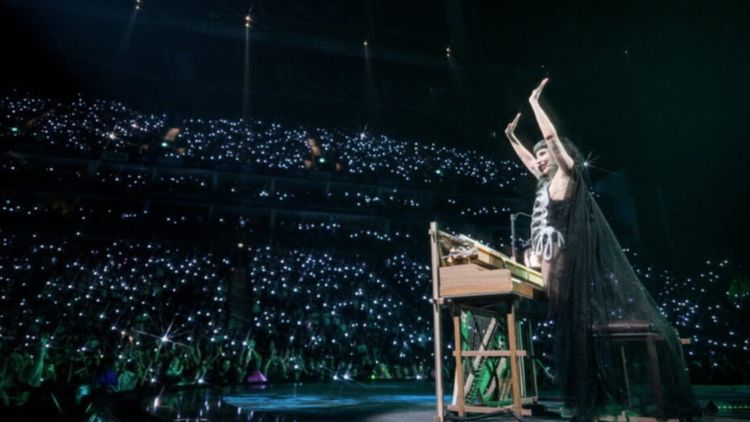 Lady Gaga : en concert à Lyon, elle rend un vibrant hommage aux victimes du 13 novembre