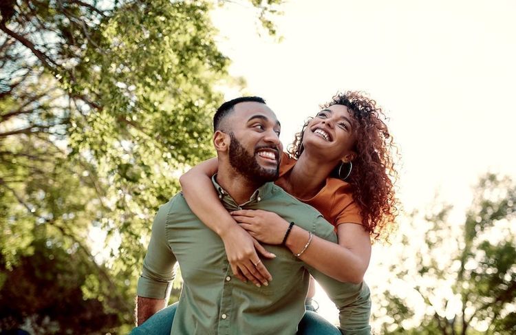 63 % des hommes hétéros se sentent obligés d’être le « pourvoyeur » en couple : pourquoi est-ce dépassé ?