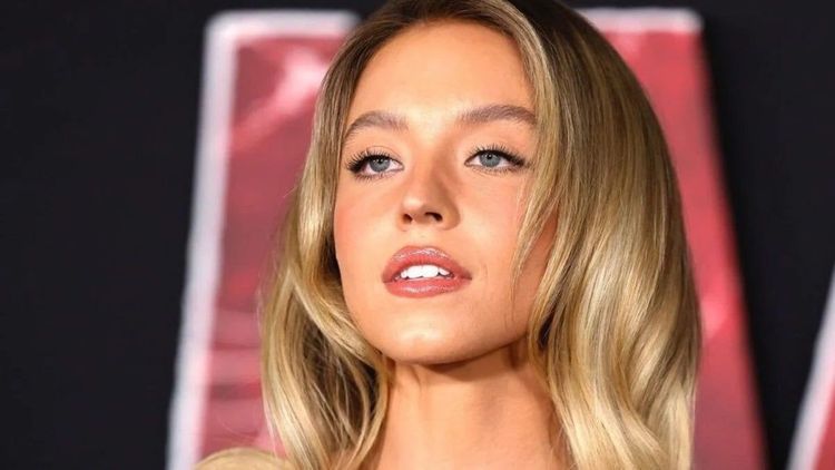 Sydney Sweeney (28 ans) décolletée jusqu'au nombril, ses "deux ballons d'or" obsèdent les internautes