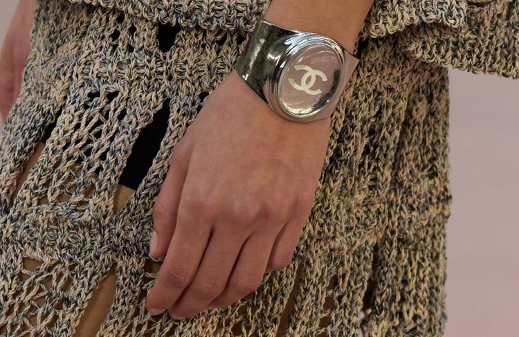 Ni cadran ni aiguilles : cette montre-bijou déroutante qui intrigue la mode
