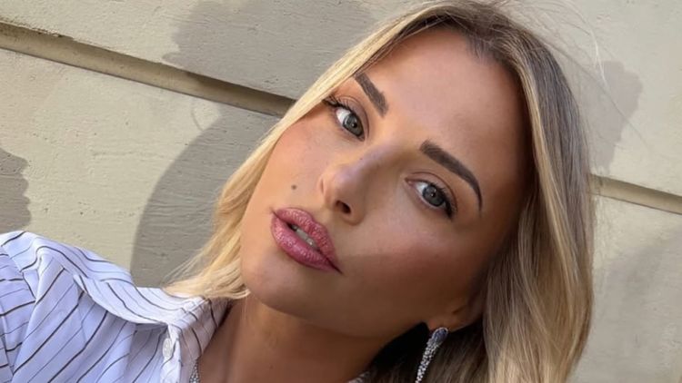 "Je ne réalise pas…" : jeune maman, Kelly Vedovelli dévoile enfin la première photo de ses jumelles et c’est adorable !