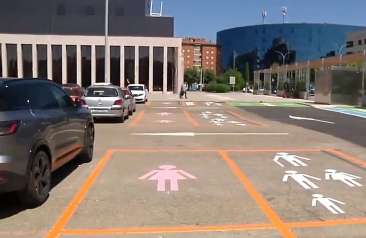 Espagne : des places de parking rose réservées aux femmes suscitent la controverse