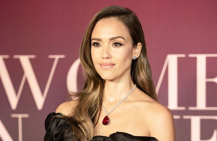 « La vie de mère est la meilleure vie » : Jessica Alba dévoile de tendres clichés avec son fils Hayes