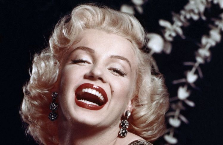 Cette astuce parfum de Marilyn Monroe refait surface sur TikTok : pourquoi c'est problématique