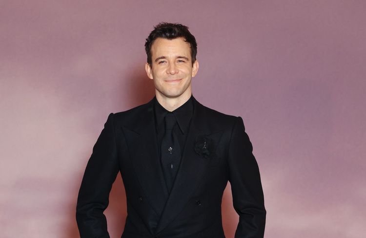 « Bridgerton » : qui est Luke Thompson, l'acteur franco-britannique qui incarne Benedict
