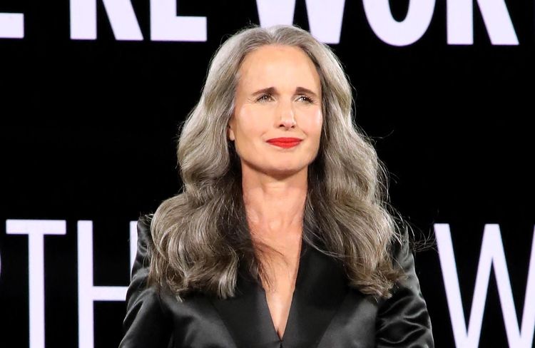 Andie MacDowell sublime ses longs cheveux gris avec ce détail make-up infaillible