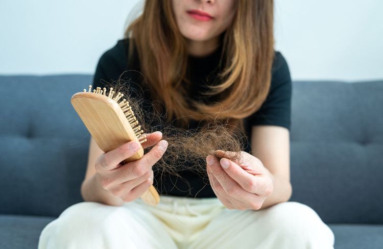 Chute de cheveux : une dermatologue révèle le test simple pour savoir si vous en perdez trop