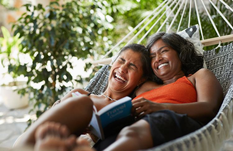 L'édito de ELLE : trop d'écrans et plus assez de livres, honte aux ados ou faute aux parents ?