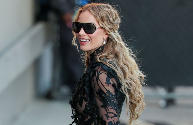 Chevelure bouclée et longueurs XXL : Margot Robbie signe un look des plus romantiques
