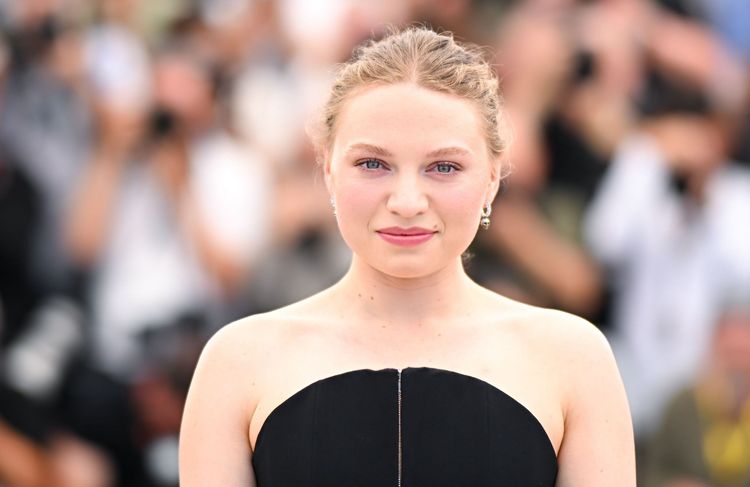 Qui est Mia Threapleton, la fille de Kate Winslet à l’affiche de « The Phoenician Scheme » ?