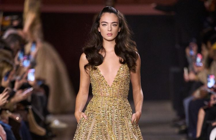 En robe féérique dorée, Deva Cassel fait sensation sur le podium du défilé Elie Saab