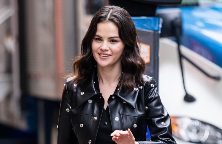 Selena Gomez adopte la manucure argentée la plus tendance de la rentrée