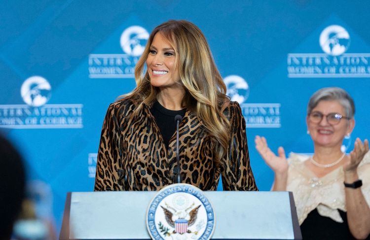 En manteau léopard à 11 000 euros, Melania Trump s’inspire-t-elle de Brigitte Bardot ?