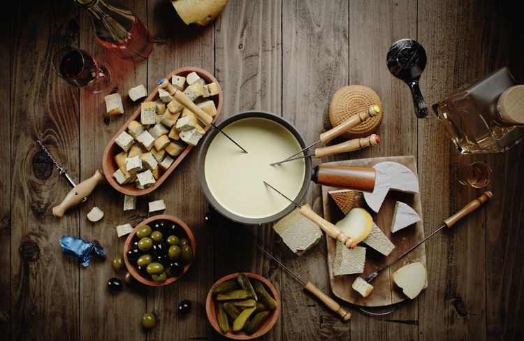 Reblochon, ail noir, gin... : 8 idées de chefs pour réussir la fondue au savoyarde