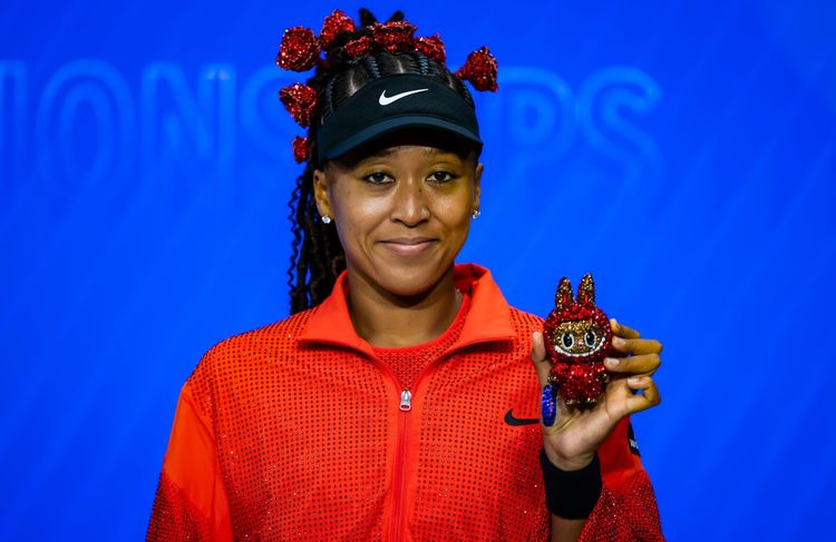 À l’US Open, Naomi Osaka exhibe fièrement un Labubu en or 24 carats assorti à son look