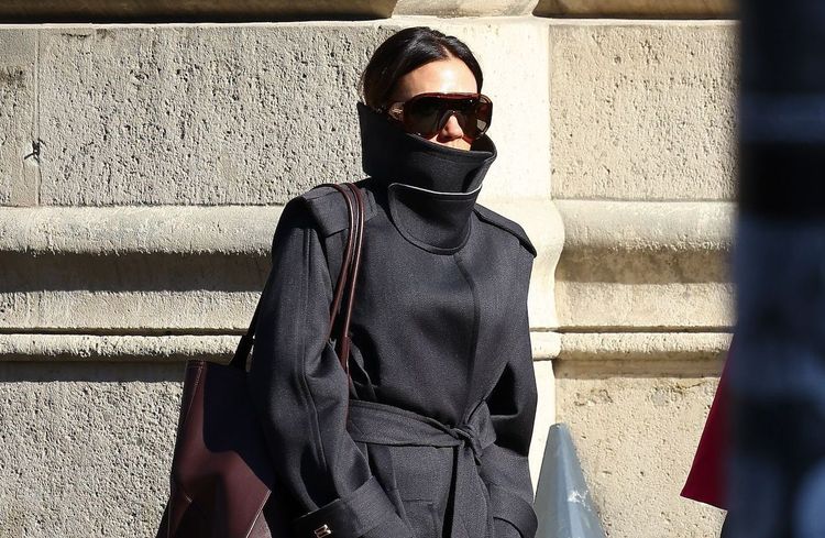 Victoria Beckham aussi succombe à l’« Olsen Tuck » , la tendance du style sans effort