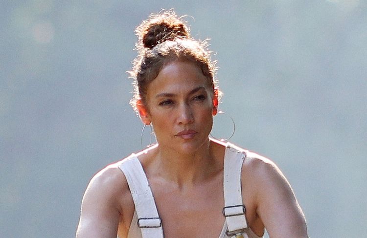 Jennifer Lopez : en balade à vélo, elle succombe à cette pièce mode controversée