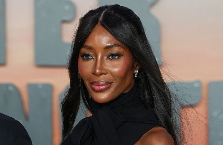 À son tour, Naomi Campbell revisite la coiffure de notre adolescence au défilé Burberry