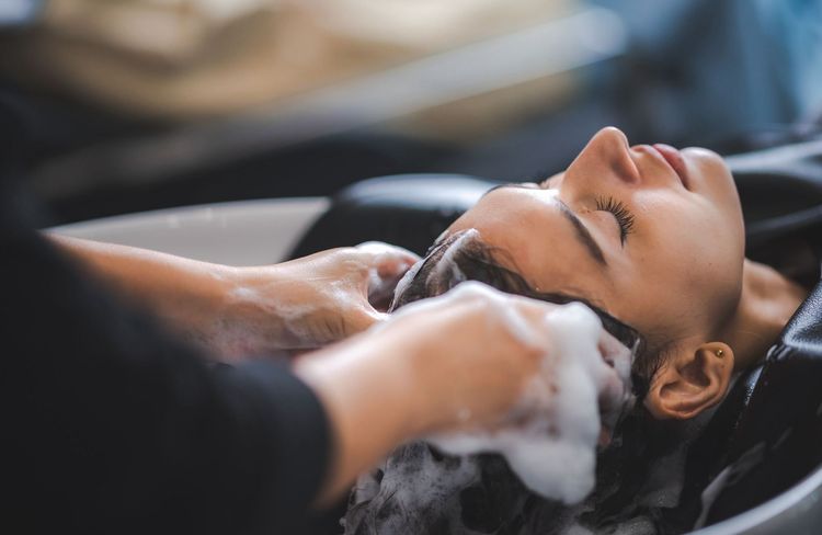 Qu’est-ce que le syndrome du coiffeur, ce trouble rare qui peut transformer un simple shampoing en AVC ?