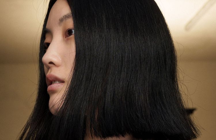Carré aux épaules : combien de temps pour retrouver des cheveux longs ? Une experte répond