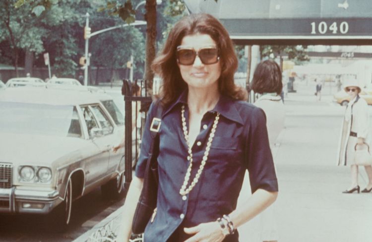 Ces lunettes de soleil adorées de Jackie Kennedy sont la tendance rétro et maximaliste de l'été 2025