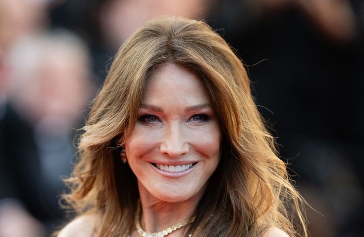 Carla Bruni : à 56 ans, voici son soin anti-âge favori