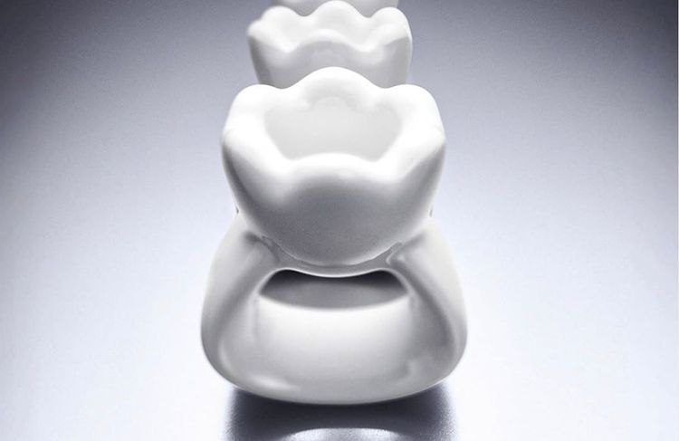 « Gua Sha ring », ce nouvel outil pour sculpter le visage affole déjà la Toile