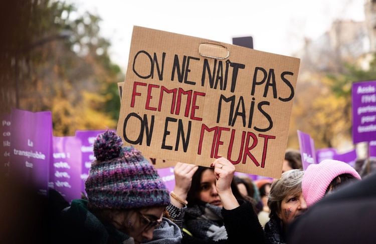 Féminicides par conjoints : 96 femmes victimes en 2023, selon le ministère de l’Intérieur