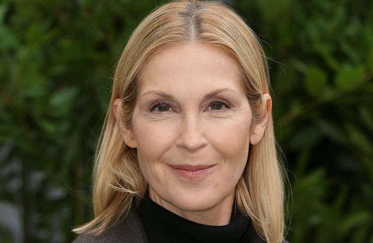 « Les produits de beauté, c’est compliqué pour moi » : à 57 ans, Kelly Rutherford dévoile les secrets de sa routine minimaliste